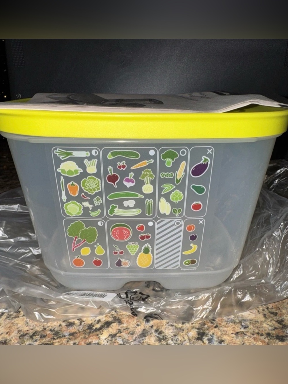 Tupperware Fridgesmart Small Deep Storage Container 1.8 L 1-3/4 qt Veggie Saver